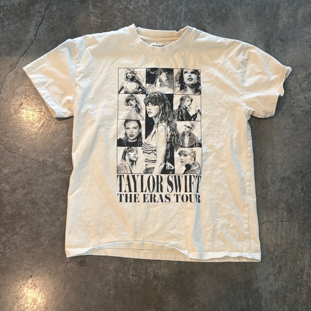 Taylor Swift Eras Tour Tshirt - size M